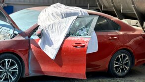 Auto color rojo con cristales rotos por ataque a ex policía de Puerto Vallarta