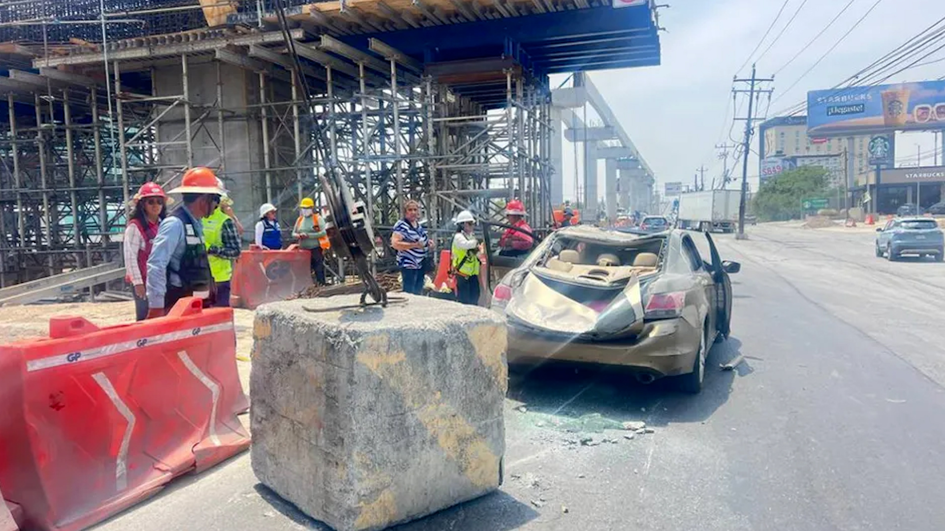 Un bloque de concreto proveniente de las obras del Metro cayó sobre un vehículo en circulación en la avenida Miguel Alemán, a la altura de Apodaca.