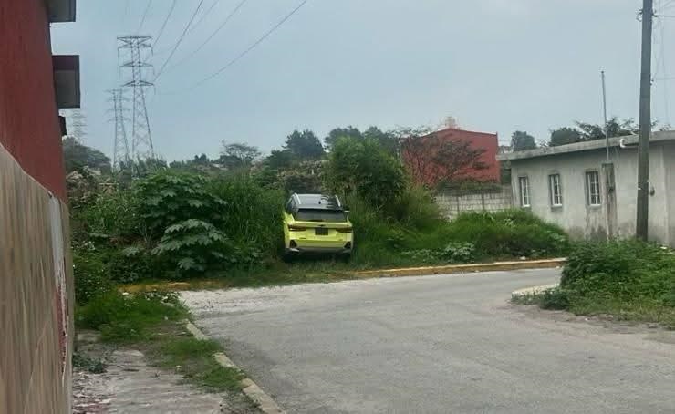 Camioneta color amarillo estampada en un cerro.