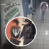 Captura de video de seguridad dentro de una escuela en Michoacán con un alumno siendo arrestado por un policía y sus compañeros siguiéndolo detrás