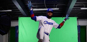 Allen Cordoba posando para un promocional de los Charros de Jalisco