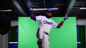 Allen Cordoba posando para un promocional de los Charros de Jalisco