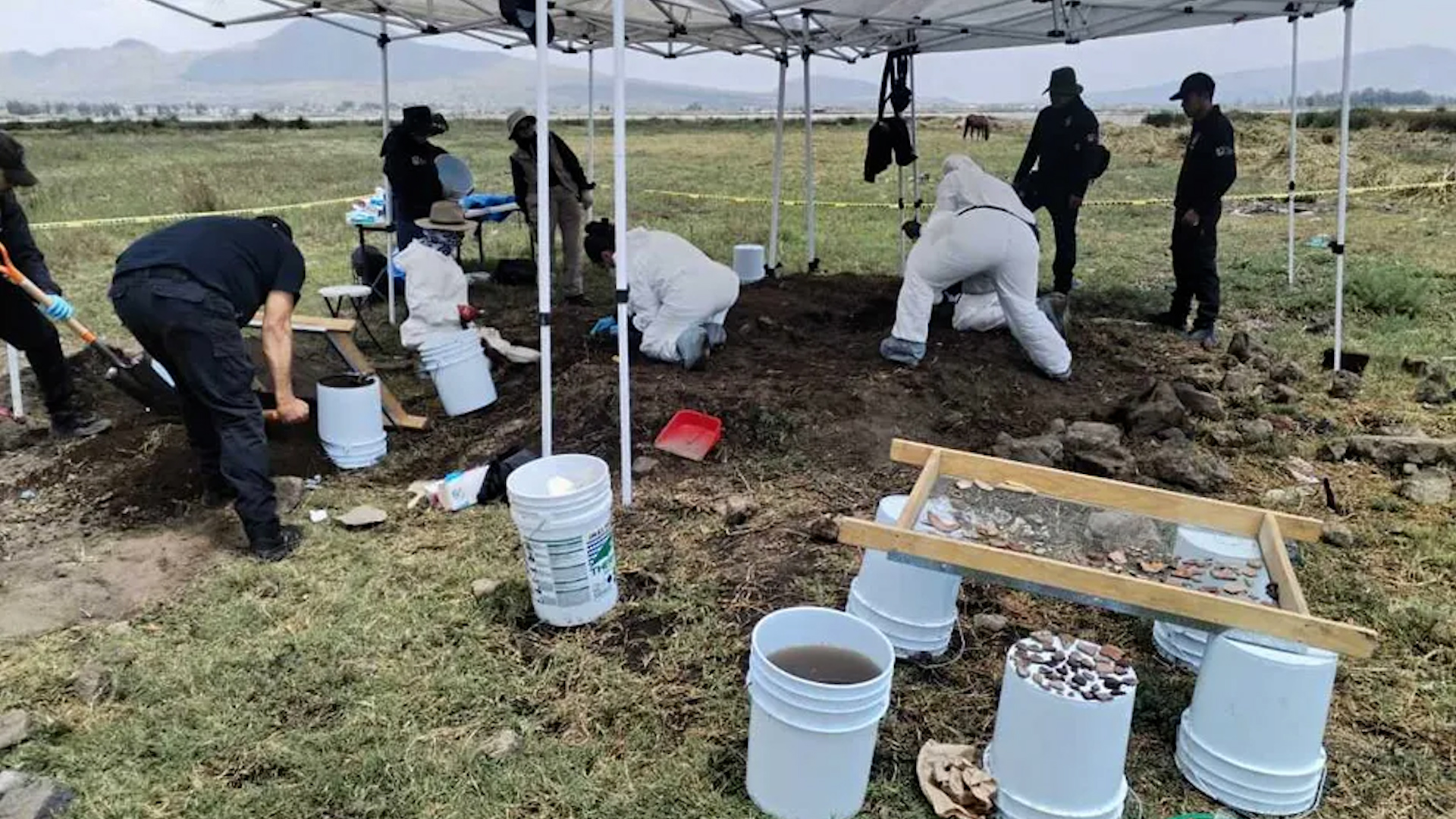 Colectivos de búsqueda piden a las autoridades identificar el hallazgo de restos óseos en Tláhuac.