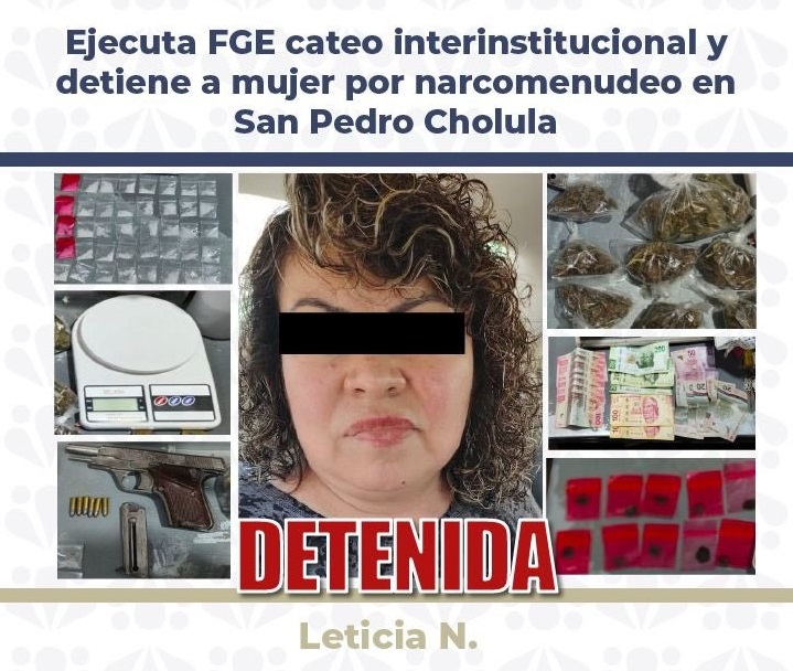 Fotografía de una mujer junto con bolsas de droga, una báscula y un arma.