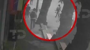 Edith Guadalupe entrando a un edificio en Benito Juárez.