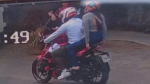 Edith Guadalupe tomando una moto antes de desaparecer.