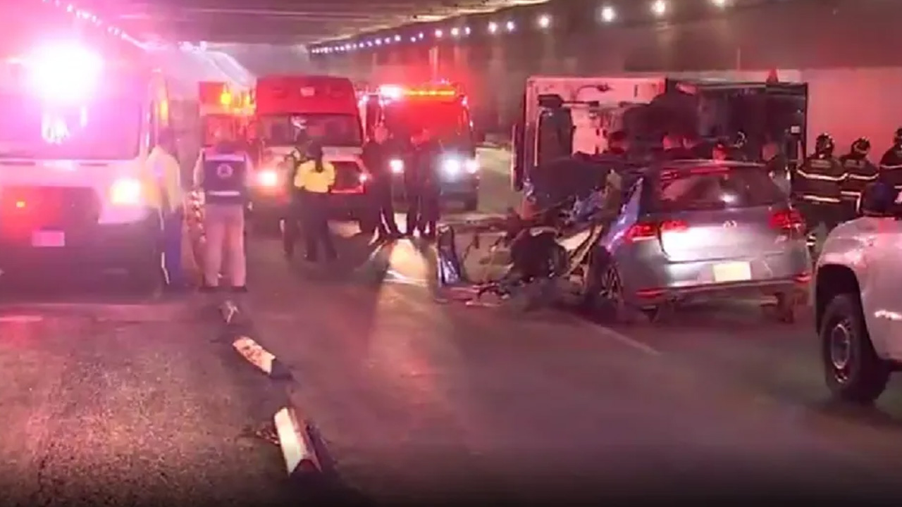 Un choque entre un automóvil y una camioneta de reparto en Eje Central, en la alcaldía Cuauhtémoc, dejó una persona muerta.