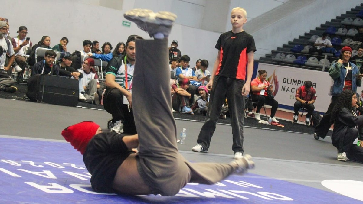 Participantes realizan sus acrobacias de break dance durante las competencias de la Olimpiada Nacional en Puebla