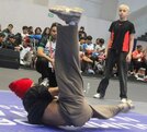 Participantes realizan sus acrobacias de break dance durante las competencias de la Olimpiada Nacional en Puebla