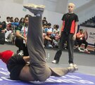 Participantes realizan sus acrobacias de break dance durante las competencias de la Olimpiada Nacional en Puebla