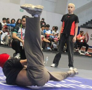 Participantes realizan sus acrobacias de break dance durante las competencias de la Olimpiada Nacional en Puebla
