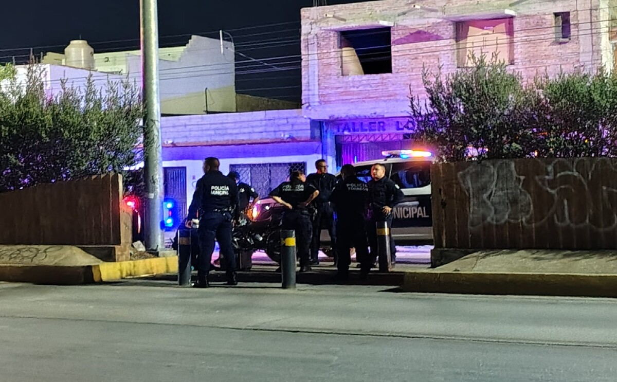 Policías en Torreón atendiendo el reporte.