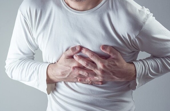 Hombre con infarto al miocardio