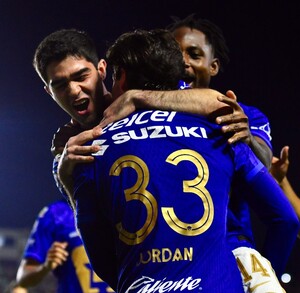 Celebración de Pumas tras el gol de Jordan Carillo.