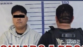 Hombre con los ojos cubiertos junto a un policía.