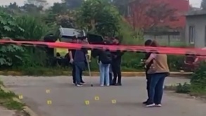 Personas laborando en una zona marcada con una cinta roja.