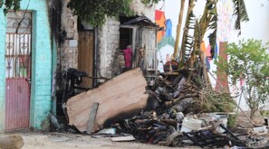 ‘El Whiskas’, como era conocido en la zona fue asesinado a balazos e instantes después sus agresores prendieron fuego a la fachada de su casa.