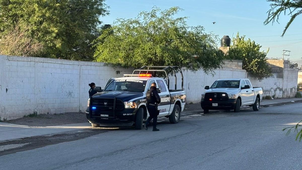 Patrulla de policía afuera de un establecimiento en color blanco