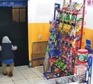 En el video que ha sido difundido en distintos perfiles de las redes sociales, se puede observar a un niño que entra a una tienda de abarrotes y toma el patín.