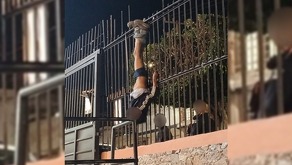 Un hombre intentó forzar su entrada a la parroquia San Martín de Porres rompiendo los barrotes del barandal y al cruzar, quedó colgado de la misma estructura.