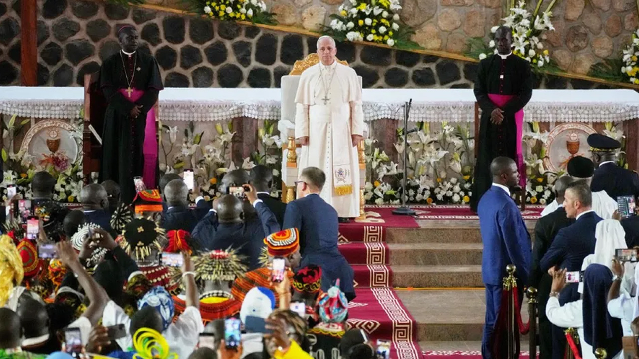 El papa León XIV denunció, durante su visita a Camerún, que guerras y explotación de recursos naturales son impulsadas por “tiranos”.