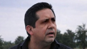 Fotografía de un hombre en el bosque.