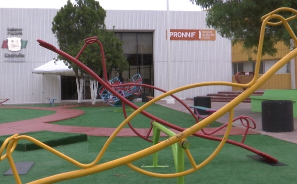 A través de un video se evidenció a dos menores deambulando sin la supervisión de un adulto por las calles de la colonia Guayulera.