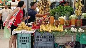 Persona comprando mandado en mercado en México