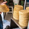 Comerciantes locales argumentan que el incremento al kilo de tortilla no responde al maíz, sino a otros componentes de la cadena productiva