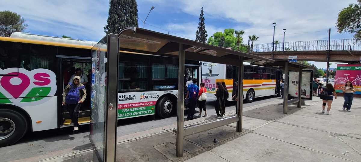 Usuarios enfrentan largas esperas, unidades saturadas y altos costos; el transporte en Saltillo no mejora