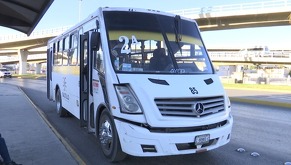 Usuarios enfrentan largas esperas, unidades saturadas y altos costos; el transporte en Saltillo no mejora