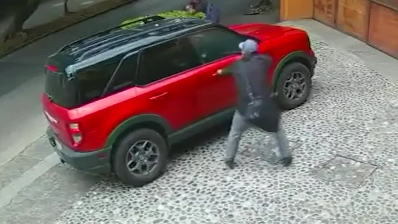 Un automovilista fue asaltado a mano armada en Bosques de las Lomas mientras esperaba entrar a su domicilio.