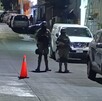 Militares de la Secretaría de la Defensa Nacional resguardando una calle con autos estacionados y conos naranjas