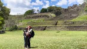 Turistas se toman una foto en el sitio arqueológico de Toniná, Chiapas; de fondo ruinas y naturaleza del lugar
