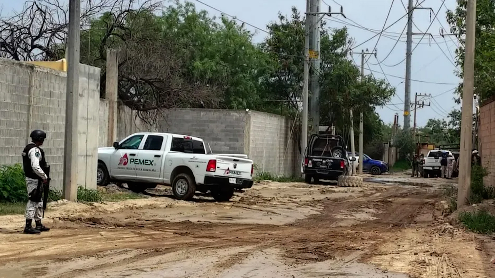 Un fuerte despliegue policiaco se registró en el municipio de Pesquería, luego de que fue detectada una bodega en la que se almacenaban litros de combustible.