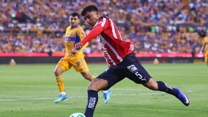 ¿Cuánto cuesta jugar con puro mexicano? Descubre los fichajes más caros en la historia de Chivas, desde Rodolfo Pizarro hasta las cifras récord de Alan Pulido.