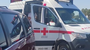 Ambulancia de Cruz Roja en color blanco y rojo