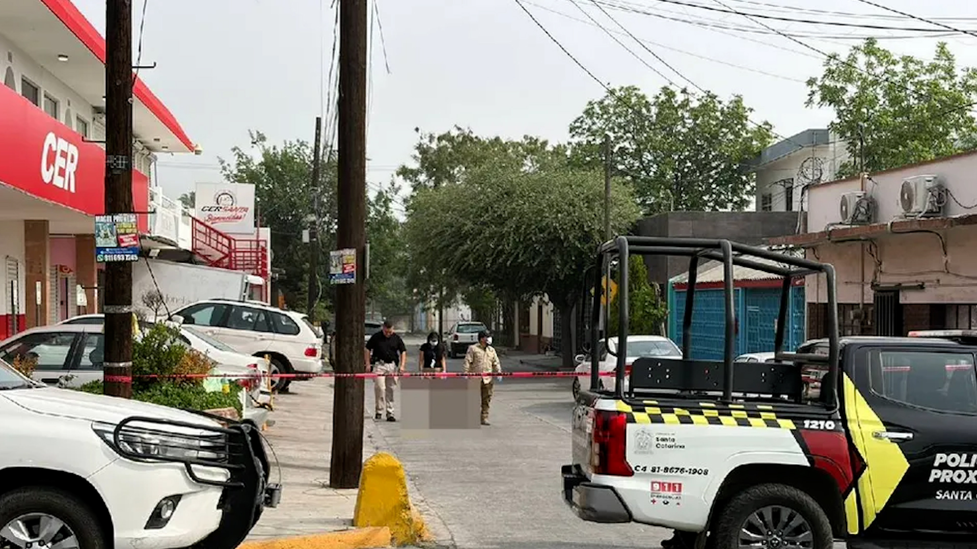 Un hombre fue encontrado sin vida la mañana de este sábado en calles del centro del municipio de Santa Catarina.