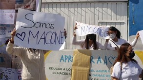 personas con pancartas se manifiestan en el colegio carrusel magone en puebla