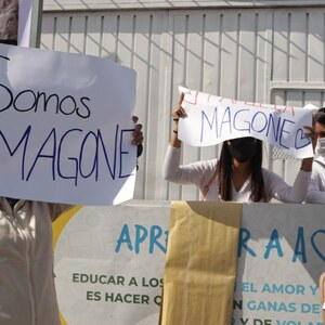 personas con pancartas se manifiestan en el colegio carrusel magone en puebla