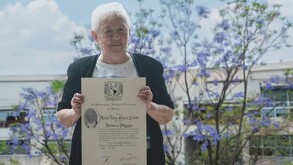 Martha Elena Guerra recibe su título de doctora.