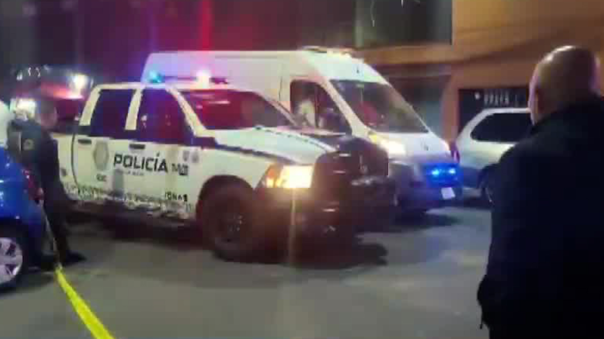 La mujer fue hallada con detonaciones de arma de fuego junto con una cartulina con la leyenda 'extorsionadora'.