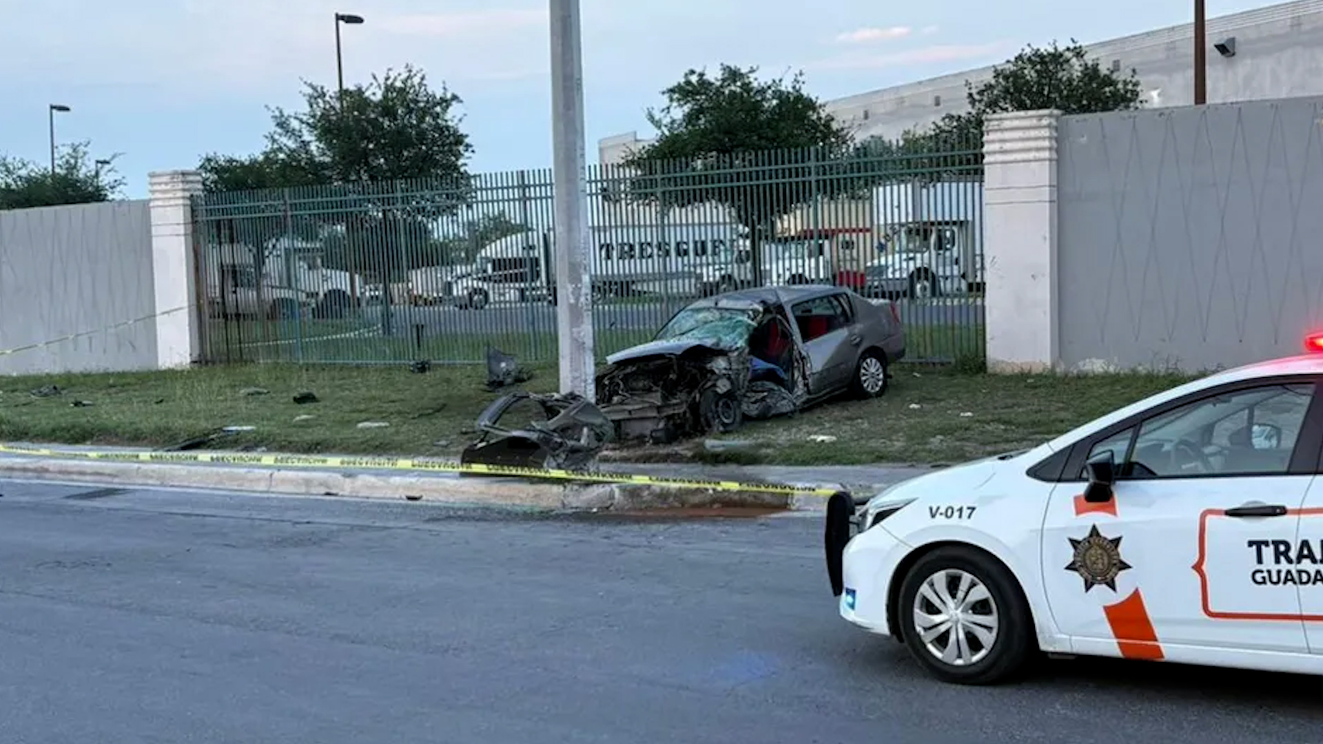 Fatal accidente en Guadalupe dejó a una mujer sin vida y a un conductor lesionado tras impactarse contra una estructura de concreto.
