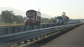 tráileres circulando en la autopista méxico-puebla