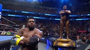 Royce Keys posando aun lado del trofeo de la batalla real en memoria de André el Gigante.