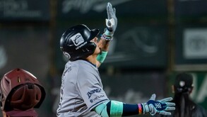 Fetsejo de los Sultanes tras el triunfo ante los Algodoneros en su debut en la LMB 2026.