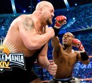 Floyd Mayweather vs Big Show en su pelea en WrestleMania 24.