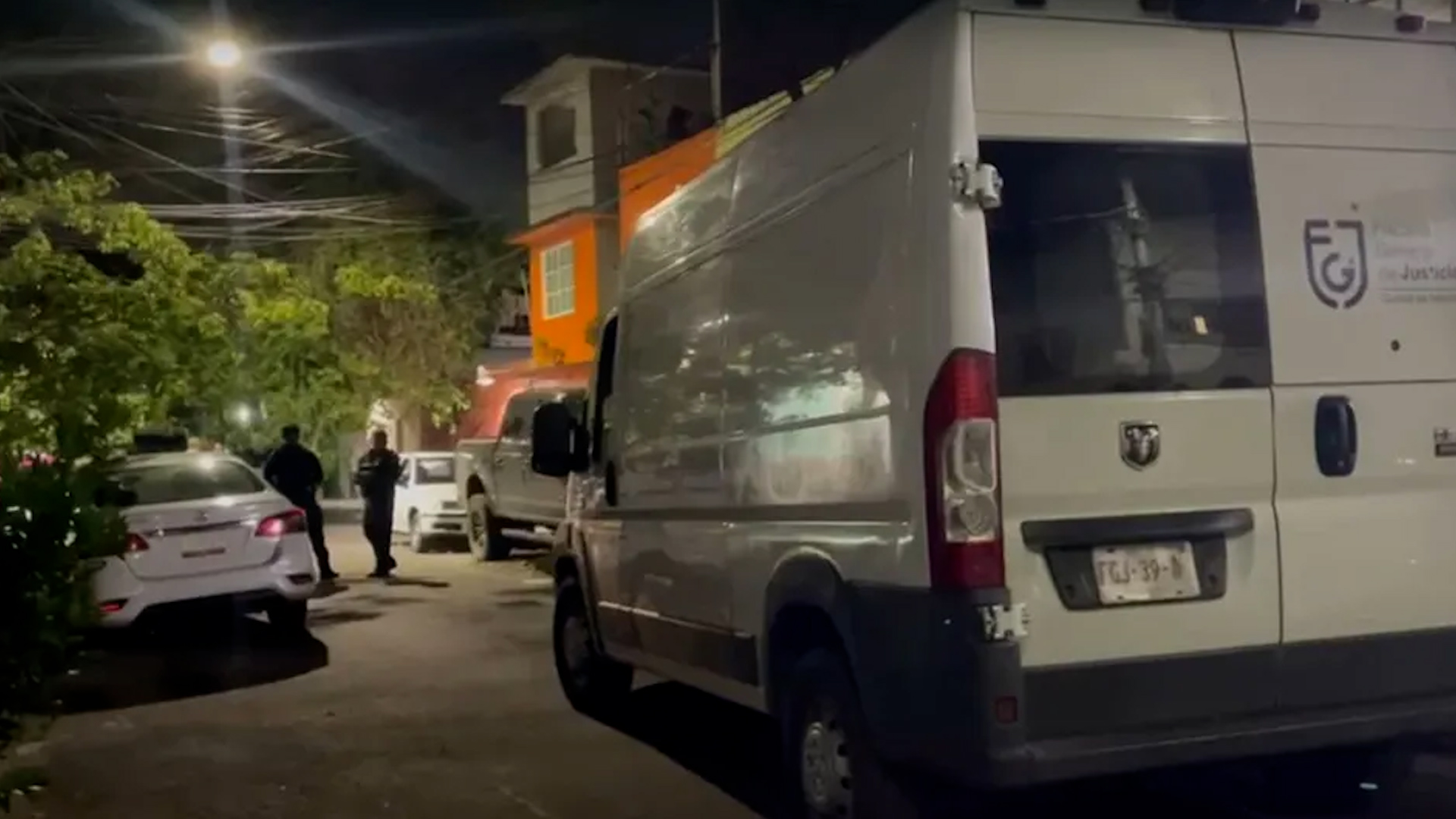 La mujer fue abordada por dos sujetos en motocicleta mientras caminaba con un menor; la fiscalía capitalina ha iniciado una investigación.