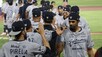 Jugadores de Algodoneros y Sultanes saludandose tras el partido.