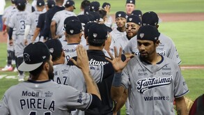 Jugadores de Algodoneros y Sultanes saludandose tras el partido.